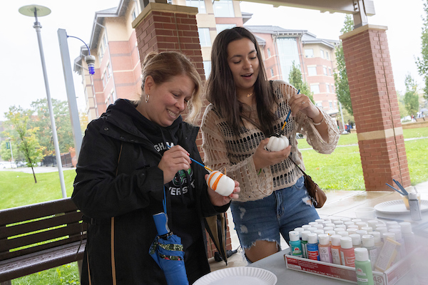 Binghamton families paint pumpkins during Family Weekend.