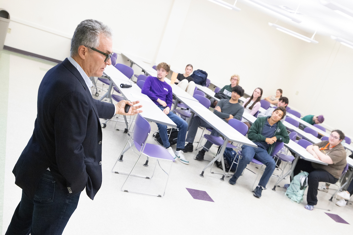 Alumnus and attorney William Groner ’77 leads a Civil Dialogue Workshop at the University Union.