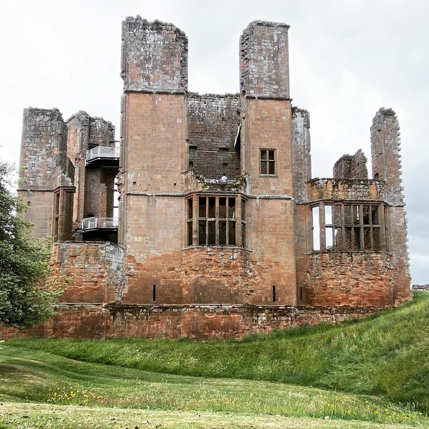 The ruins of Kenilworth Castle show the location of Queen Elizabeth's apartments, which once featured transparent glass windows.