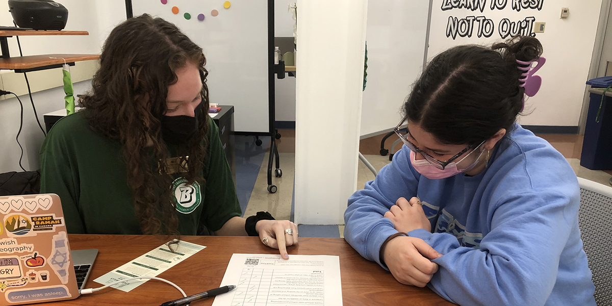 Junior psychology major Noa Popky, left, coaches a student in her role as a success coach in the Department for Student Transition and Success.